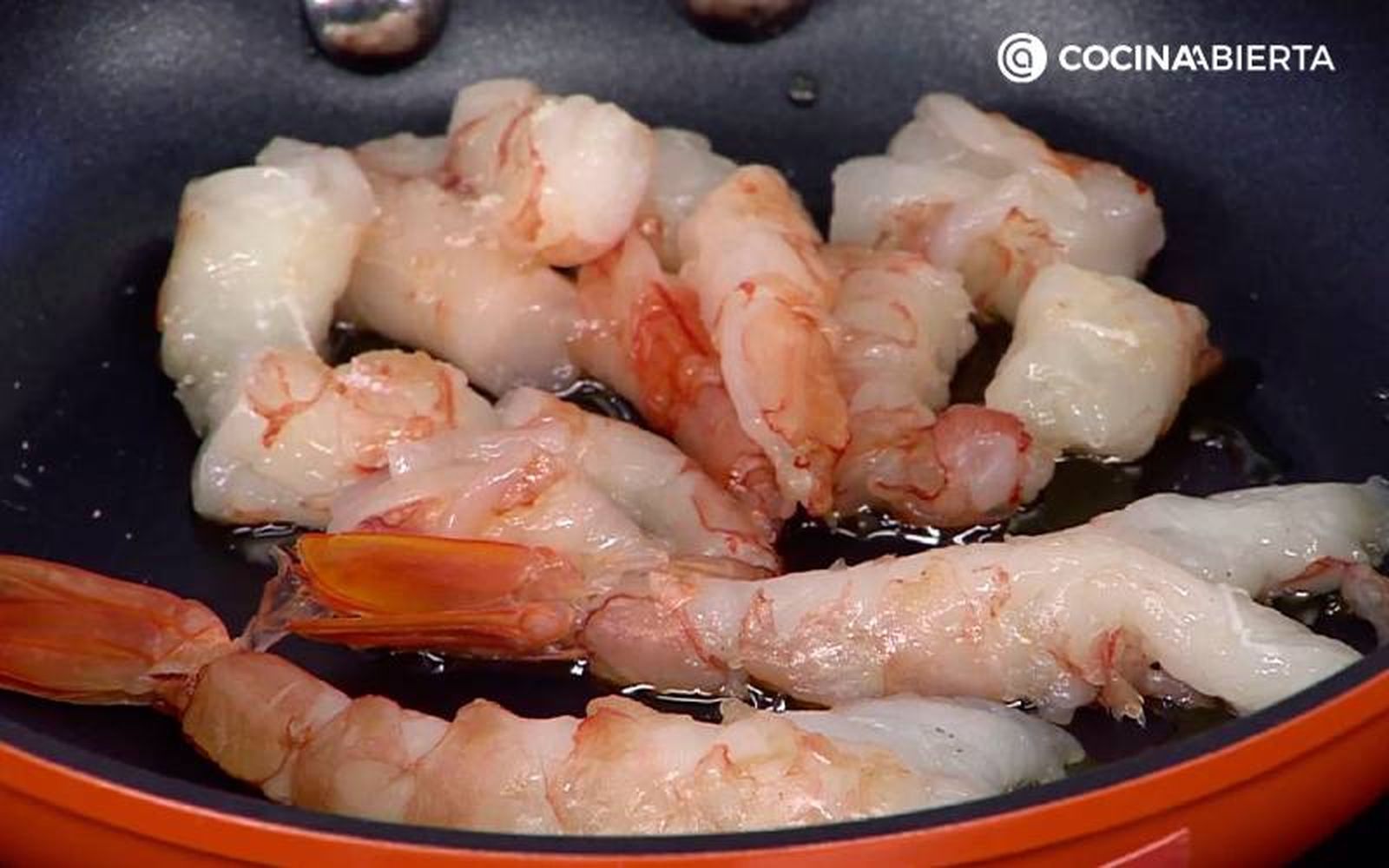 Asa los langostinos en una sartén o plancha Asa los langostinos en una sartén o plancha
