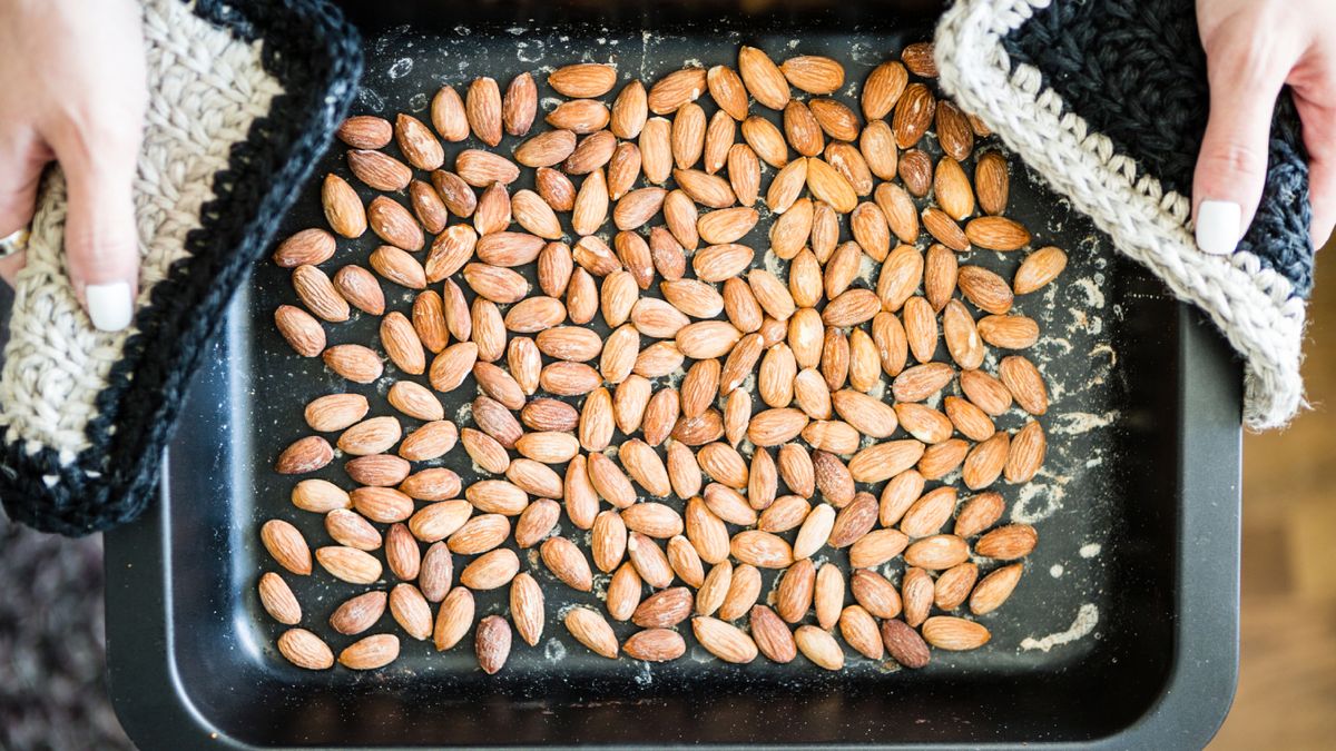 El momento en que el aroma invade la cocina y empieza la magia.