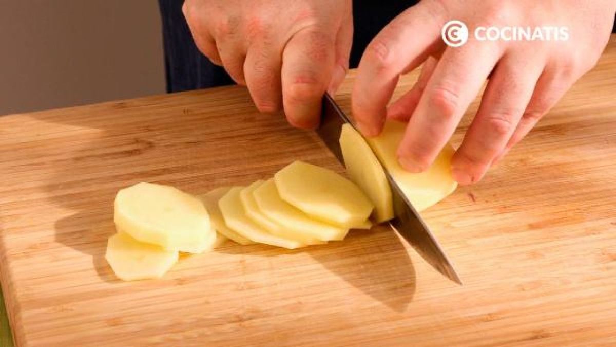 Receta de picantones al horno con patatas y cebolla  paso 1