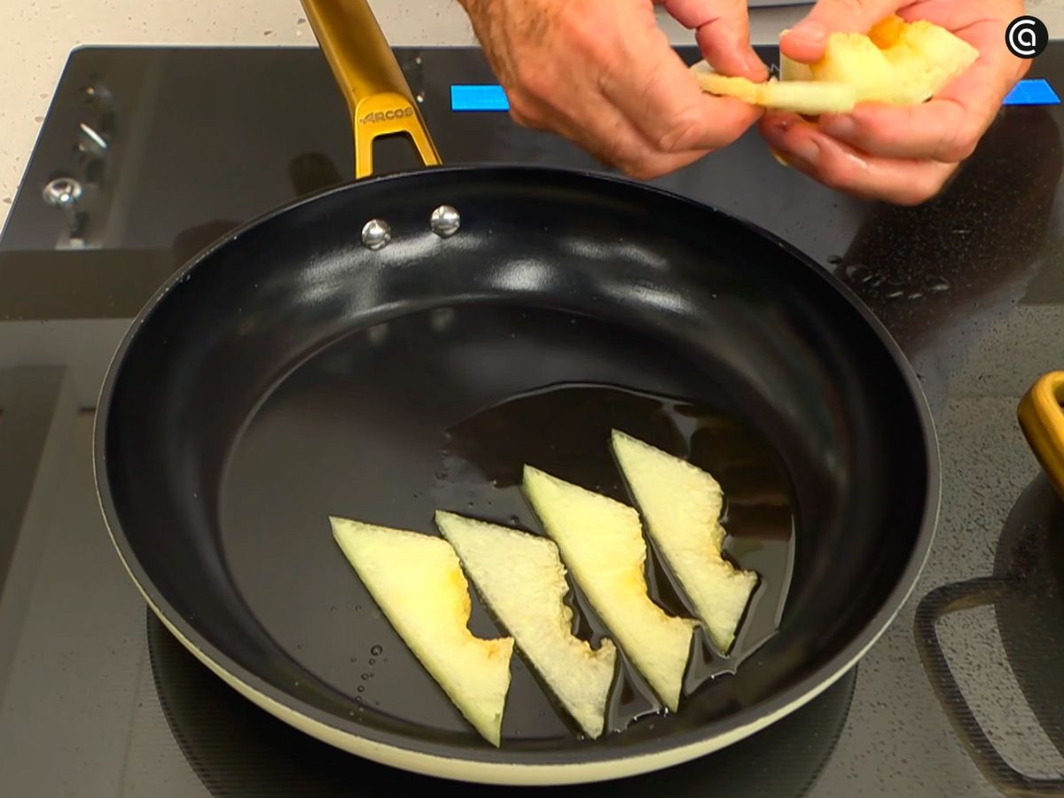 Lamina el melón y saltéalo ligeramente
