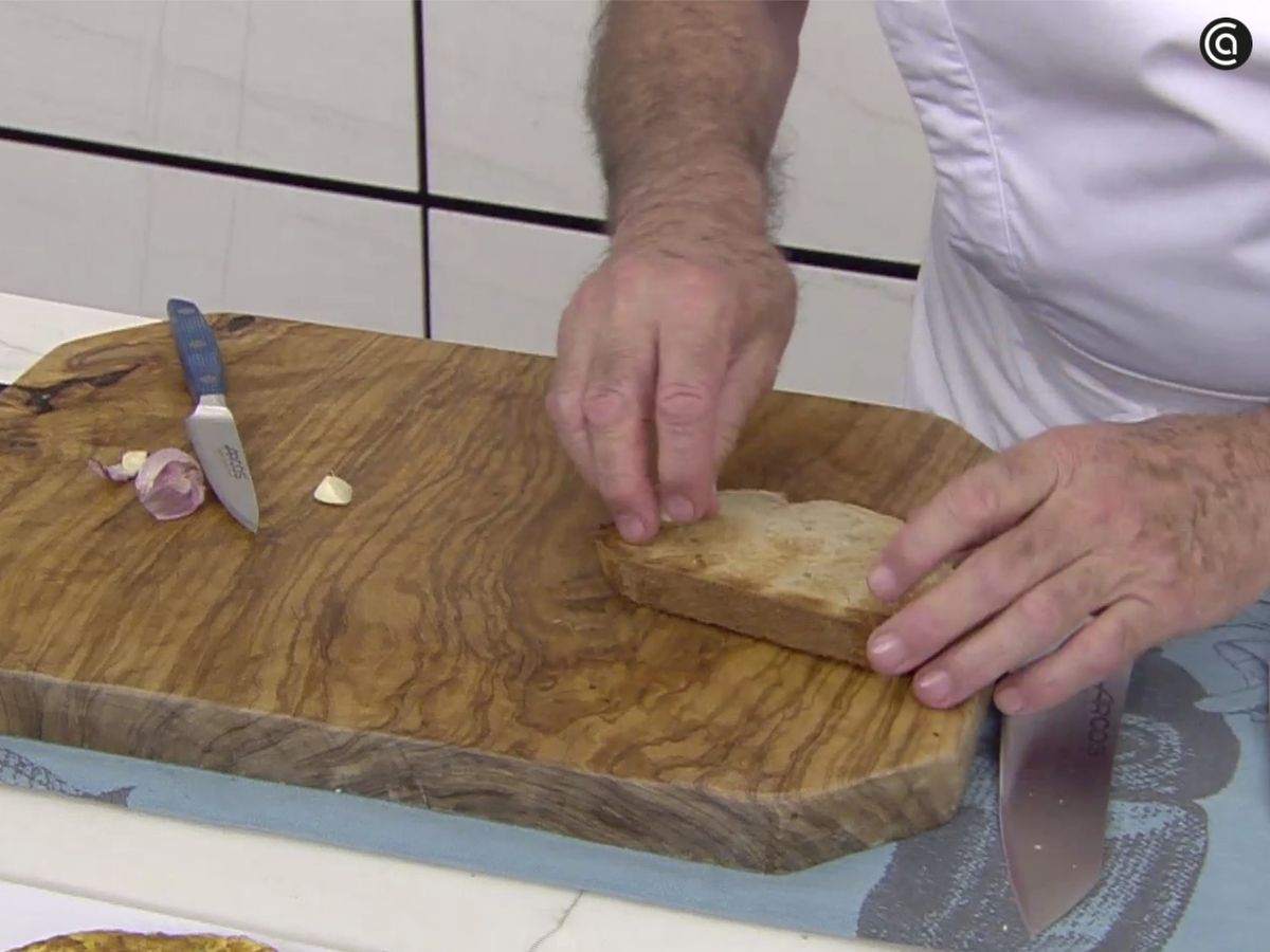 Unta las tostadas con ajo y tomate