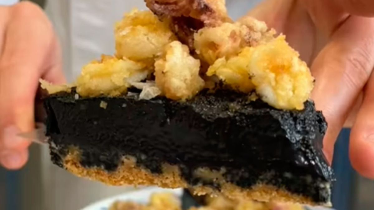 Tarta de queso de calamares a la andaluza en su tinta