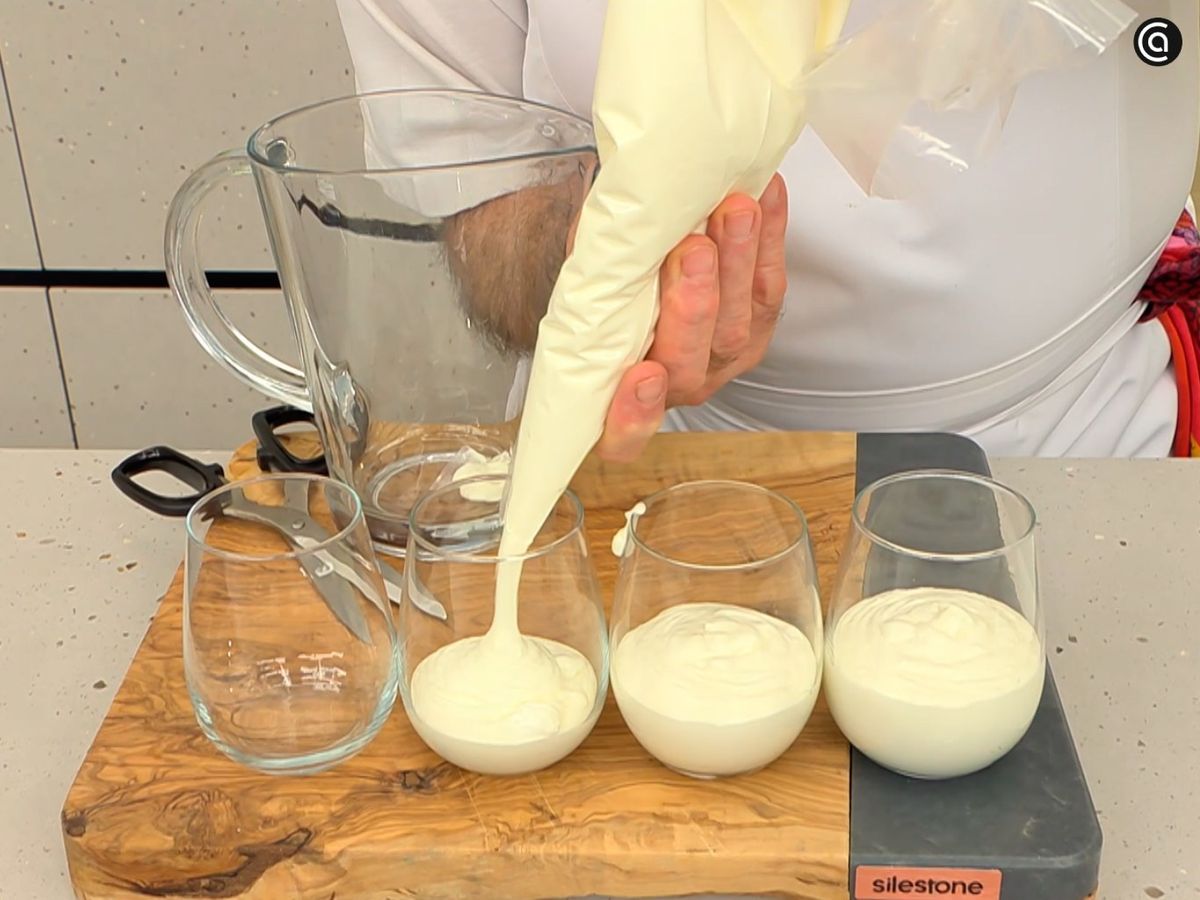 Pon la mousse en una manga pastelera, repártela en vasos y déjala en la nevera