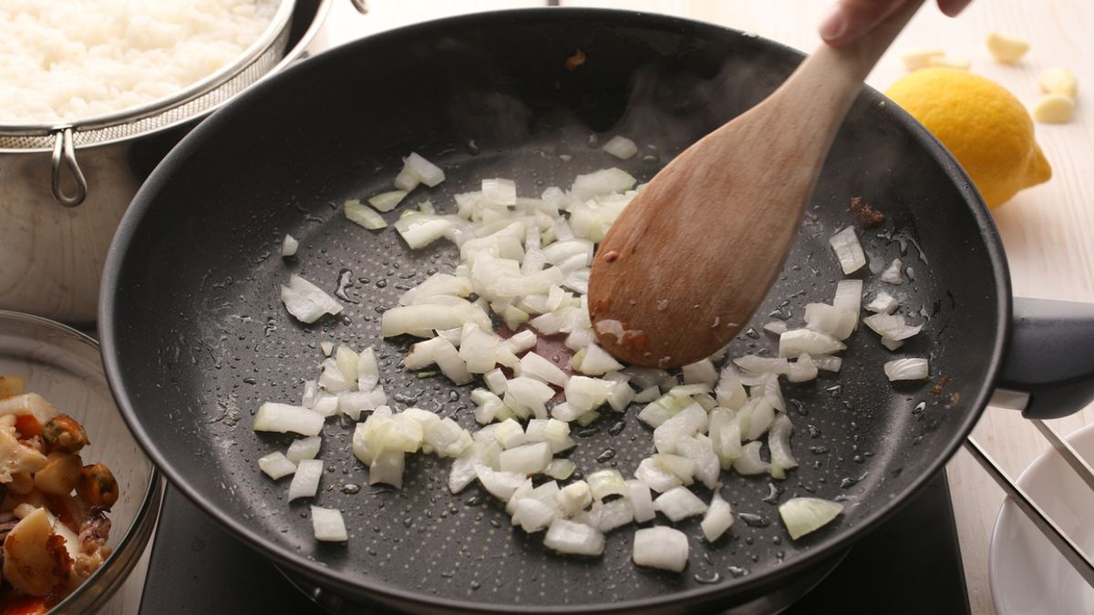 El sofrito perfecto combina el orden y el tiempo justo para cebolla y ajo.
