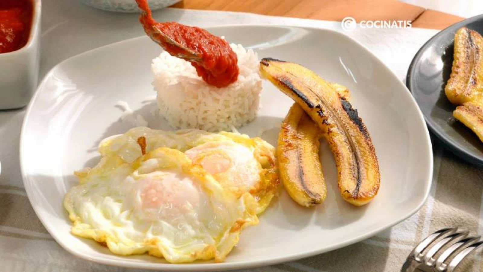 Sirve el arroz a la cubana Sirve el arroz a la cubana
