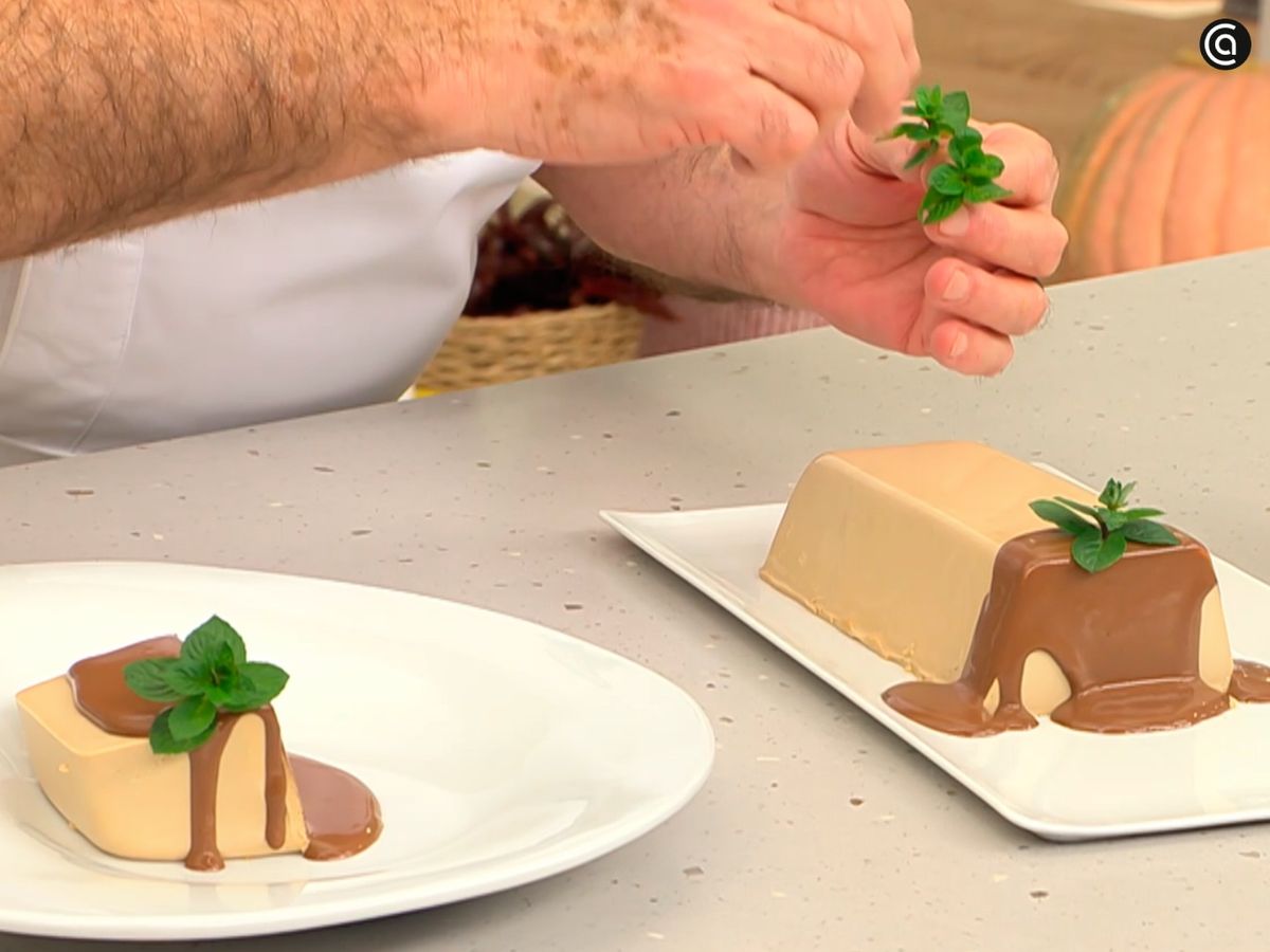 Desmolda la panna cotta de café y cubre con la crema de chocolate