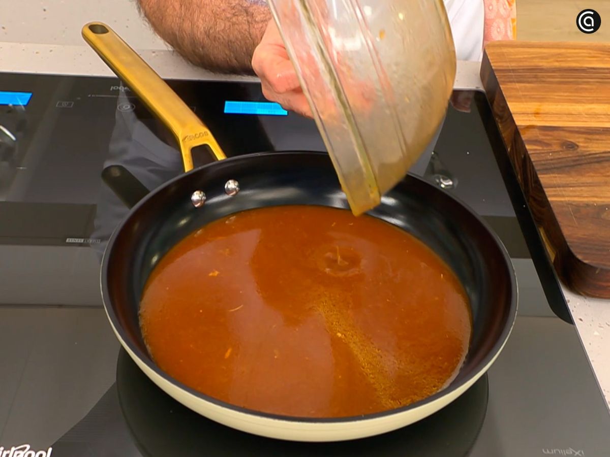 Pasa la mezcla del marinado a la sartén y déjala reducir hasta que espese