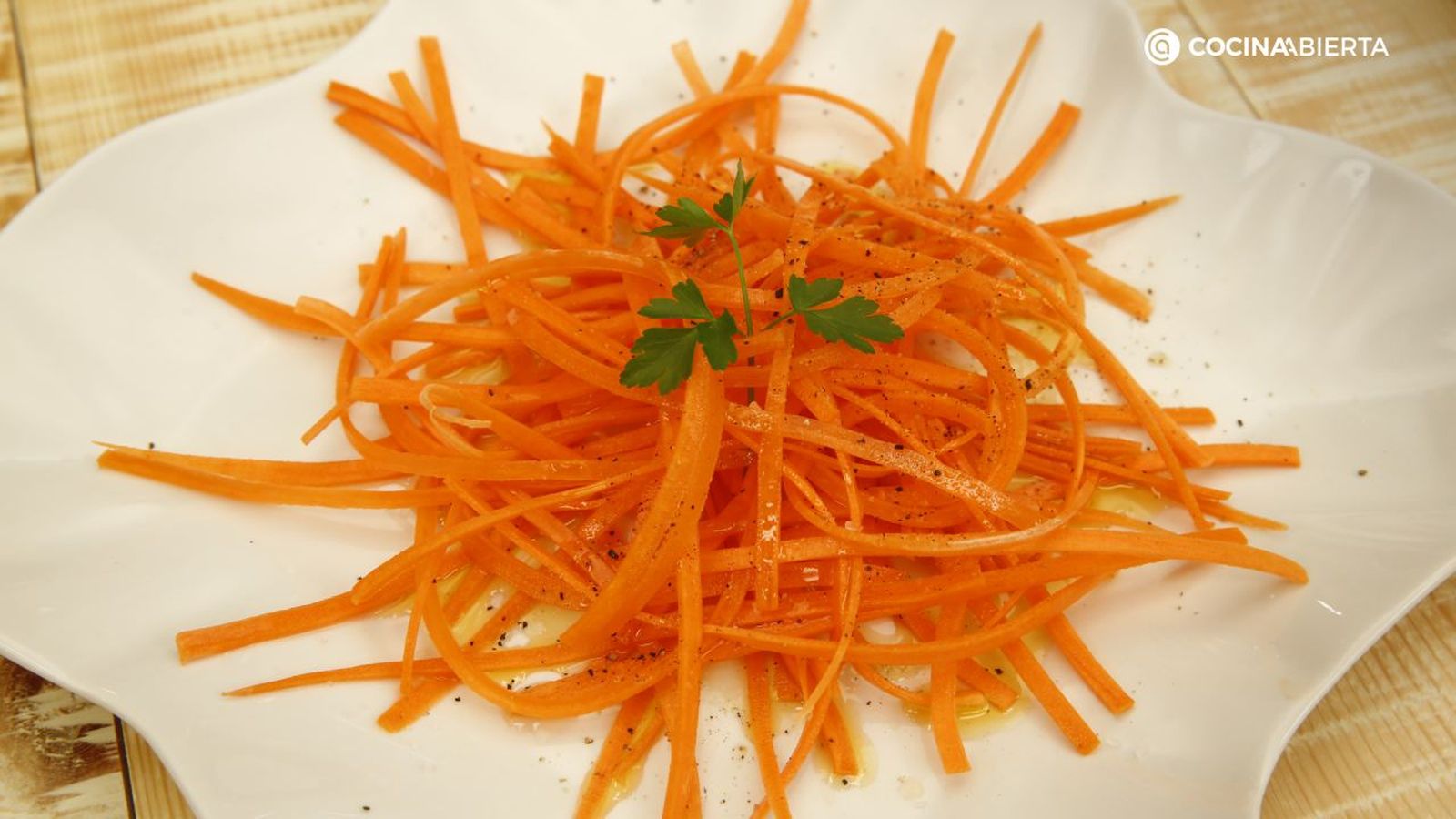 Prepara una deliciosa ensalada de zanahoria en cinco minutos