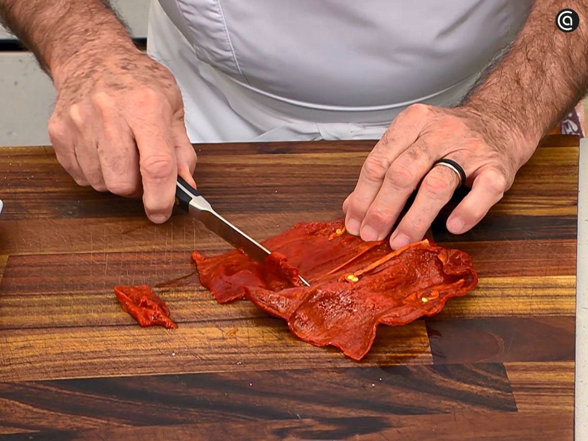 Saca la pulpa de los pimientos choriceros para la salsa del bacalao