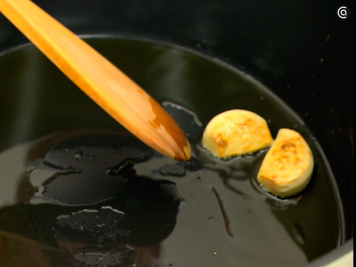 Dora ligeramente los dos dientes de ajo en la cazuela