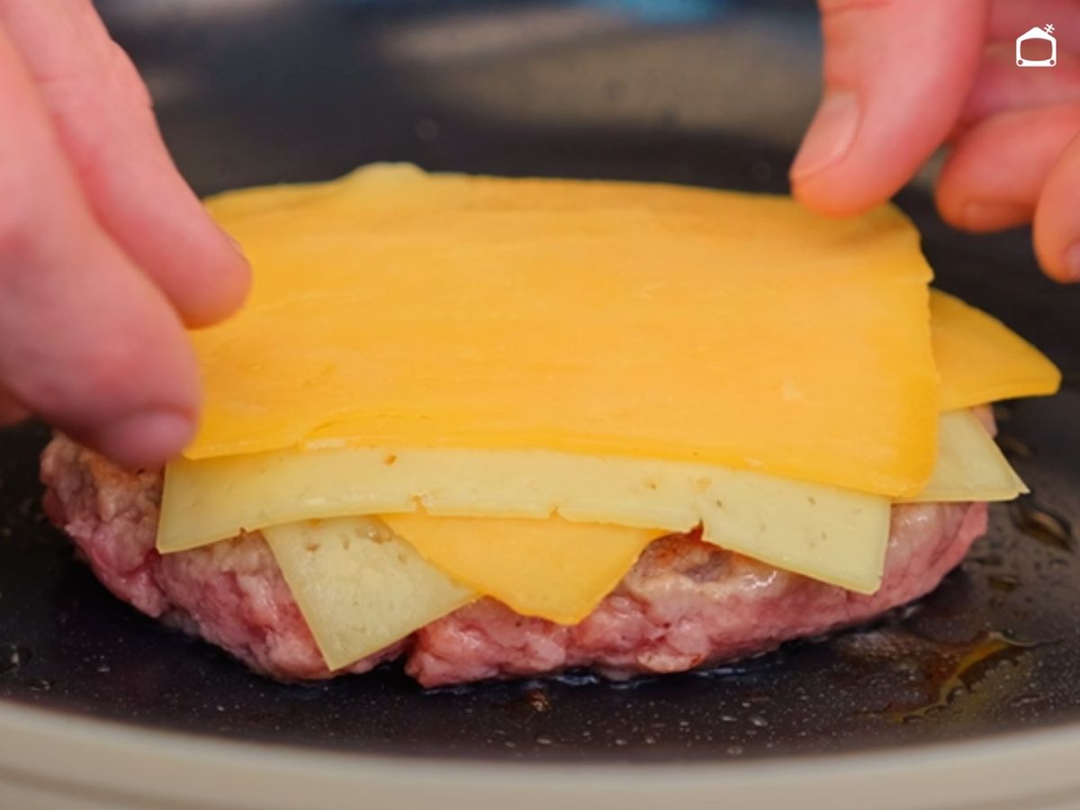 Cocina la hamburguesa y añade el queso para que funda