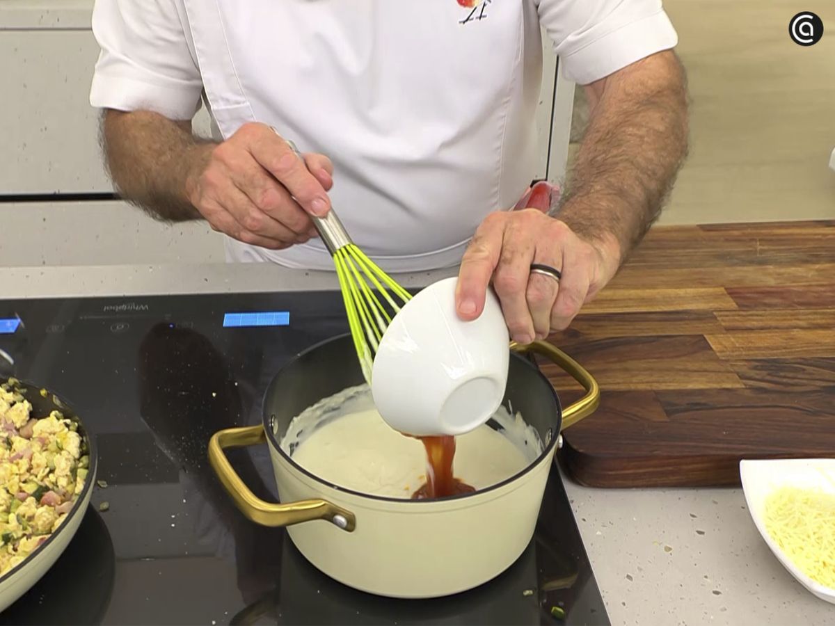 Añade la salsa de tomate
