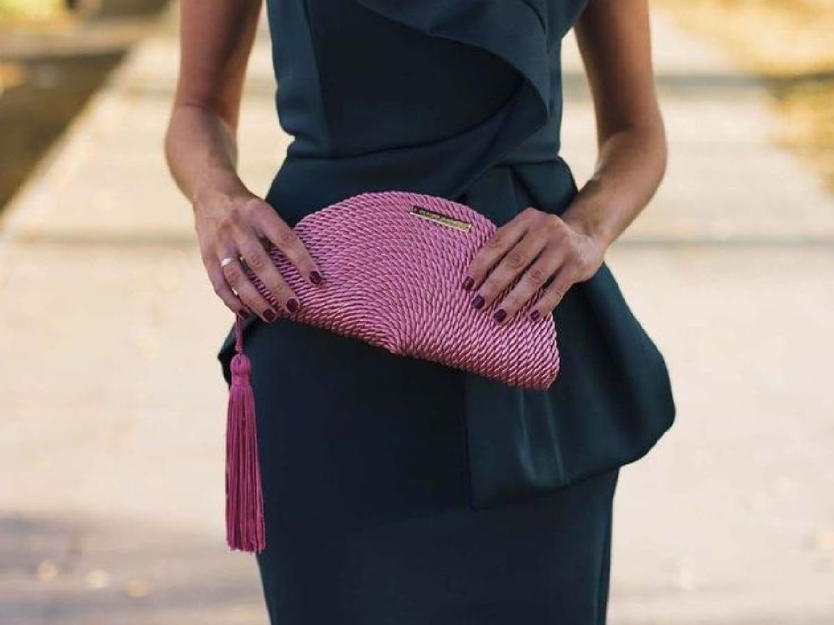 Un bolso de mano o clutch siempre es la mejor opción
