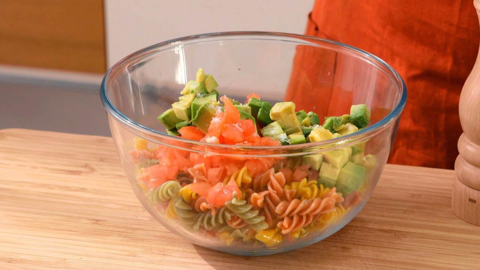 Añade una pizca de sal y mezcla bien Ensalada de pasta Paso 6