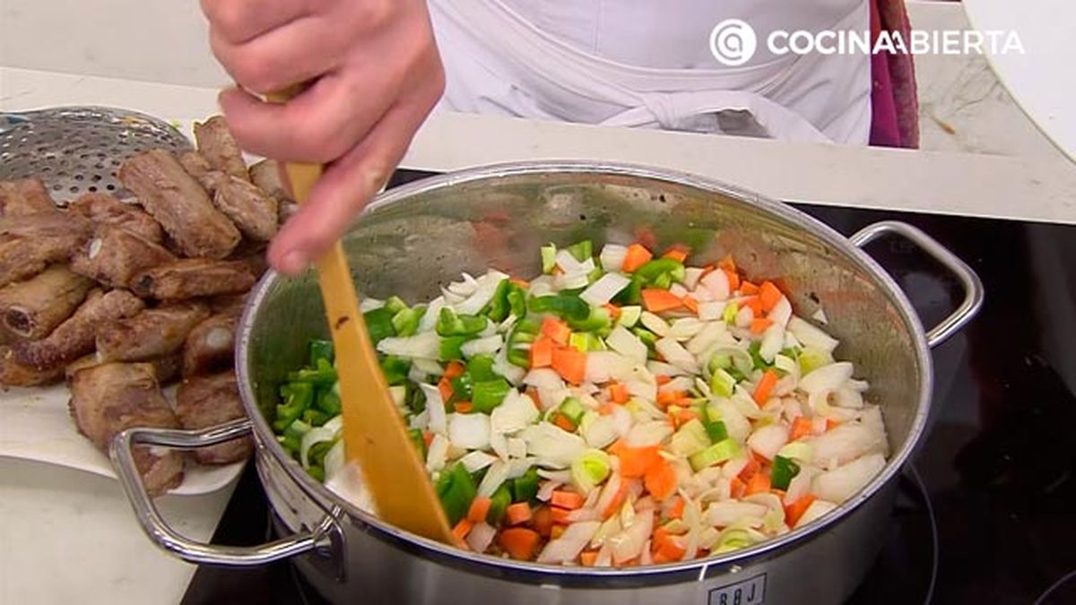 guiso de costilla de cerdo con patatas y verduras  receta karlos arguinano karl67450321 paso2