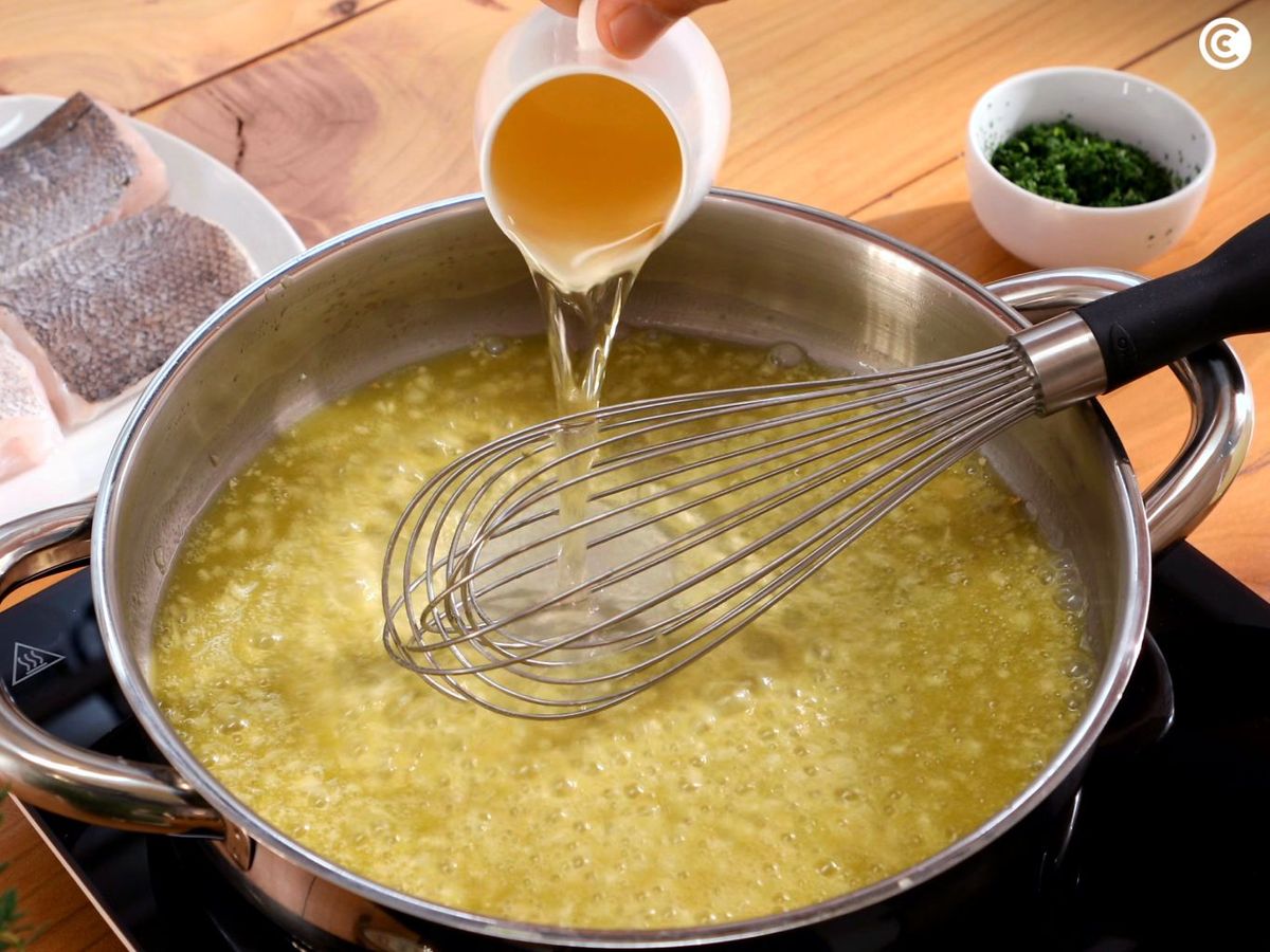 Vino blanco para dar sabor a la salsa verde