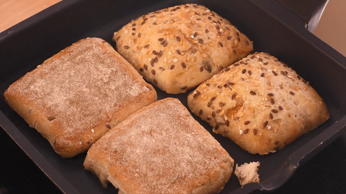 Receta de bocadillo de tortilla, aguacate y pavo  paso 4