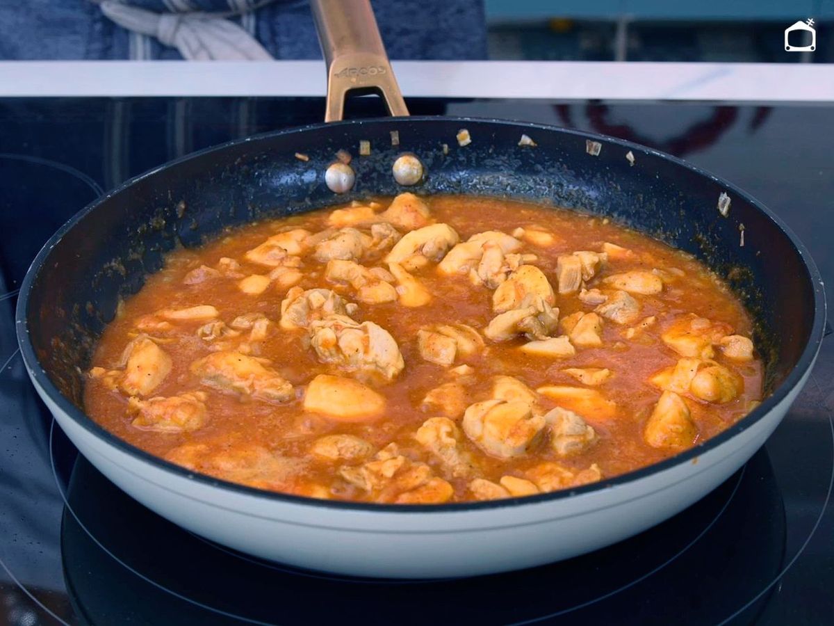 Cocinar el pollo en la salsa de curry