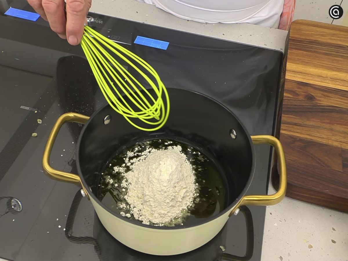 Cocina la harina con el aceite