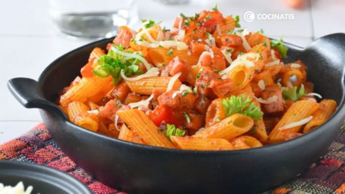 Plato de macarrones con jamón