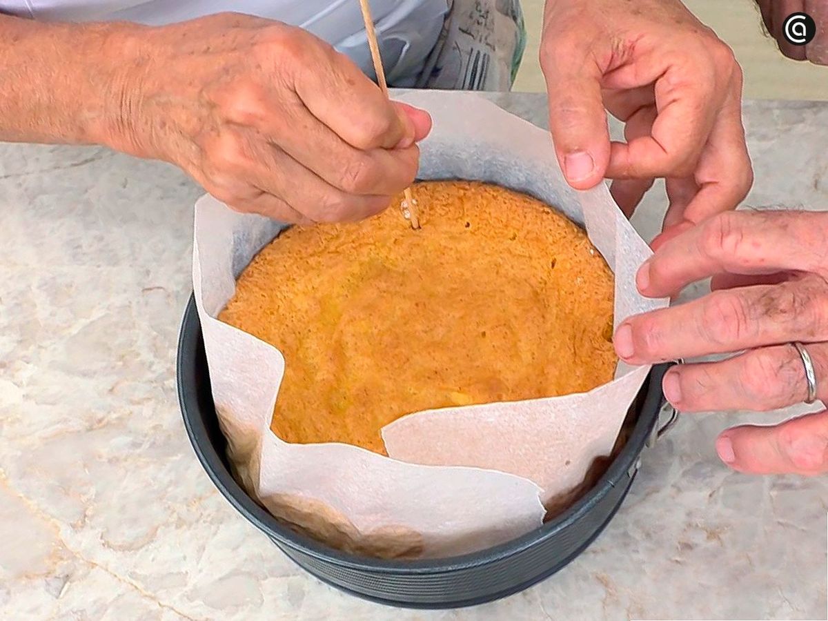Agujerear el bizcocho de la tarta 3 leches