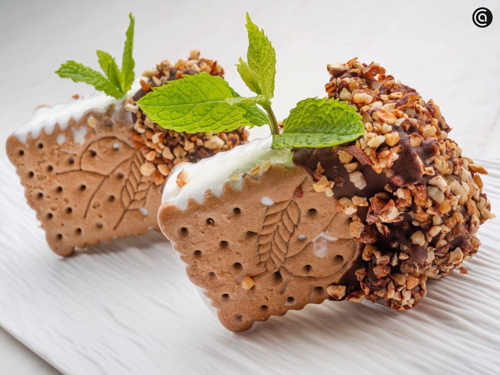 Sándwich helado casero con nata, chocolate y almendras