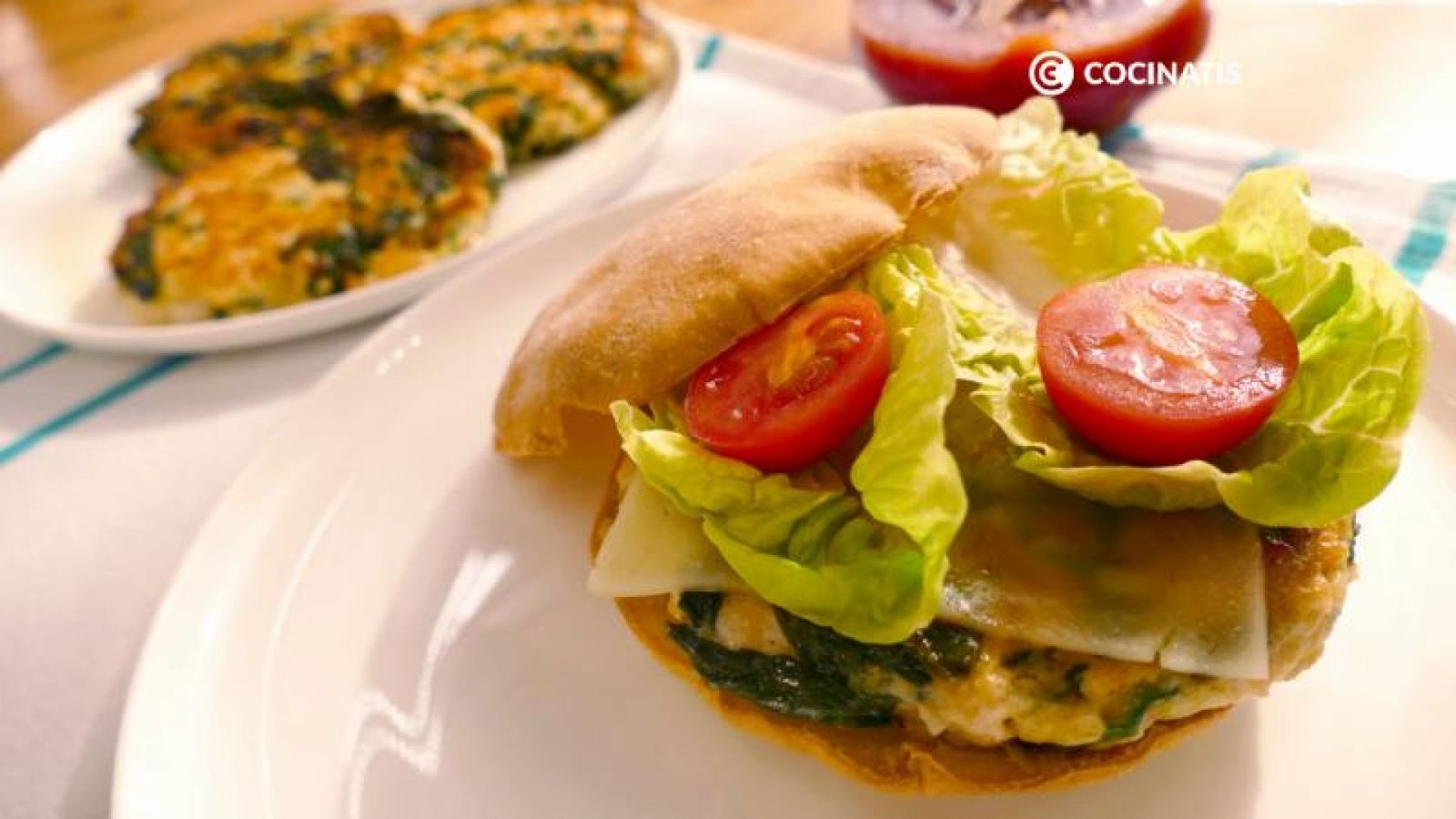 Sirve la hamburguesa de pollo y espinacas y disfruta Sirve la hamburguesa de pollo y espinacas y disfruta