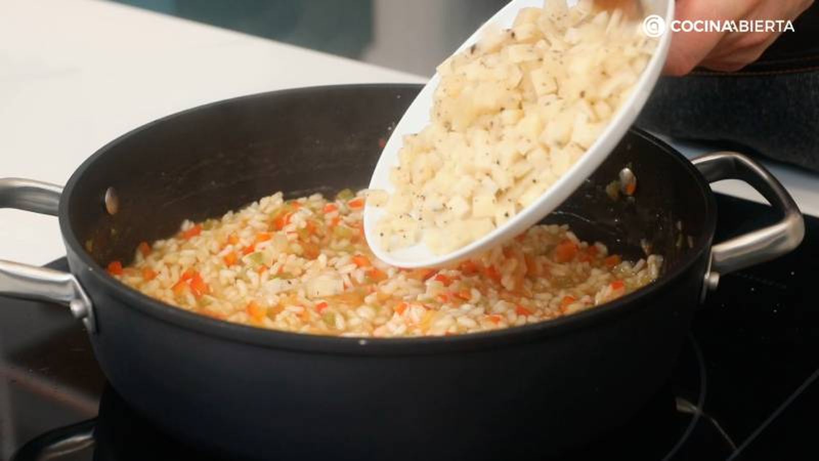Añade el queso de oveja cortado en dados Añade el queso de oveja cortado en dados