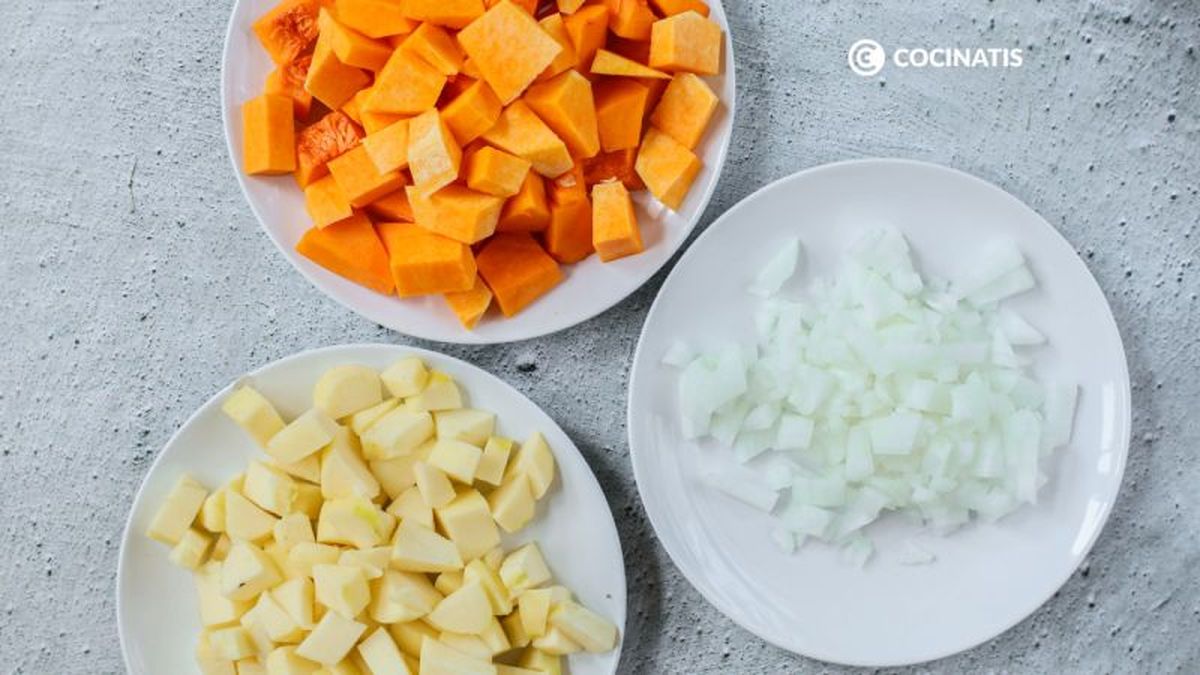 Cortamos la calabaza, la manzana y la cebolla