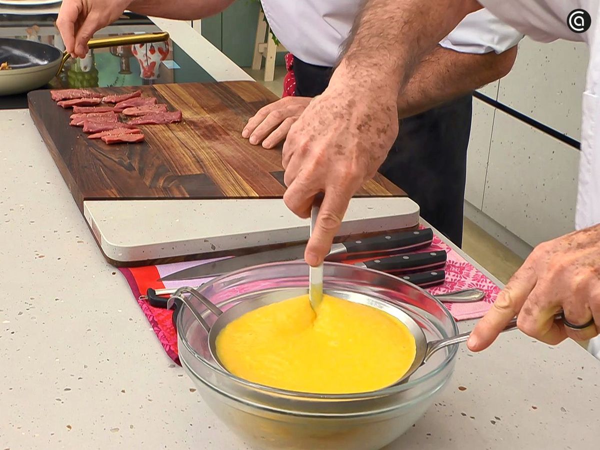 Cuela la sopa de maíz triturada