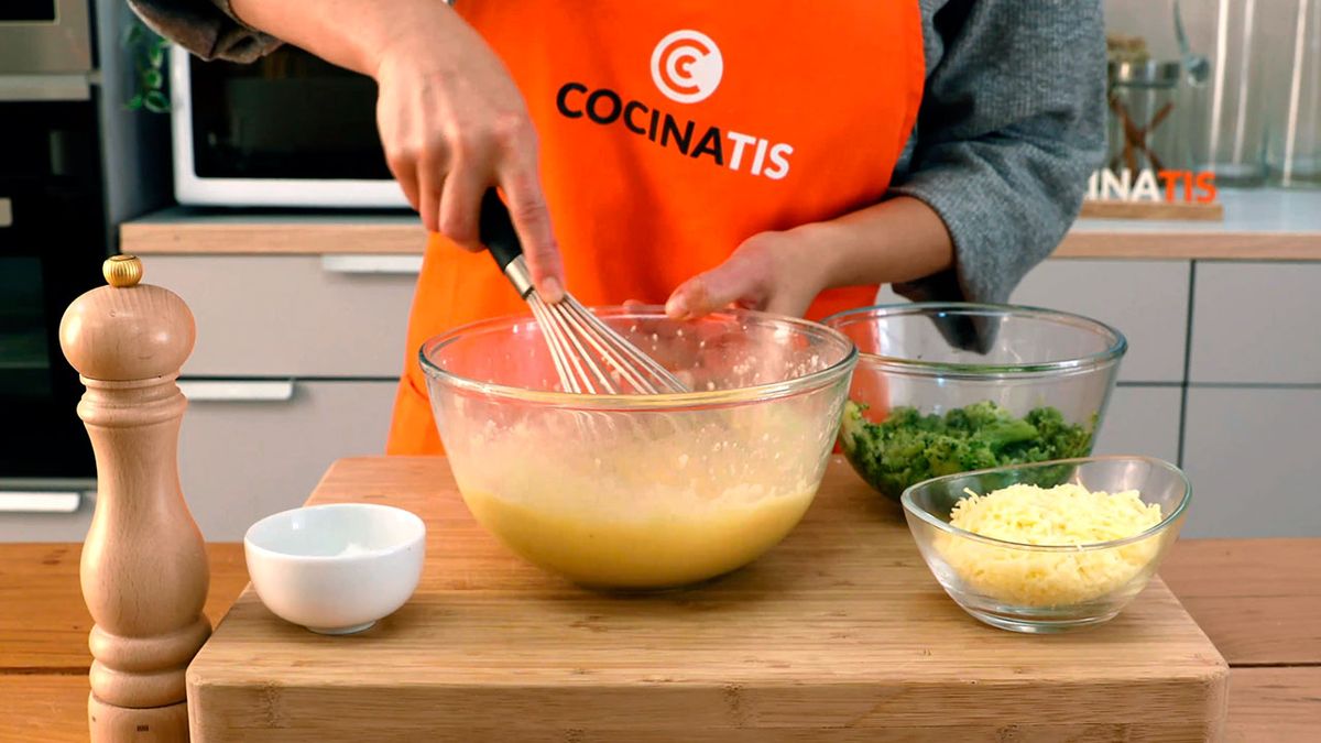 Receta de rollo de tortilla francesa con jamón, queso y brócoli  paso 2