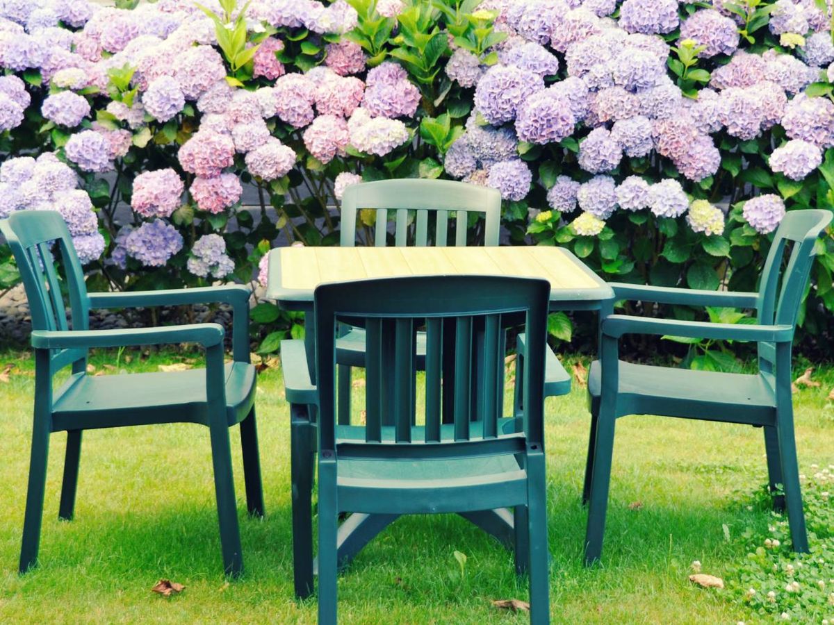 Jardín con muebles de exterior de plástico.