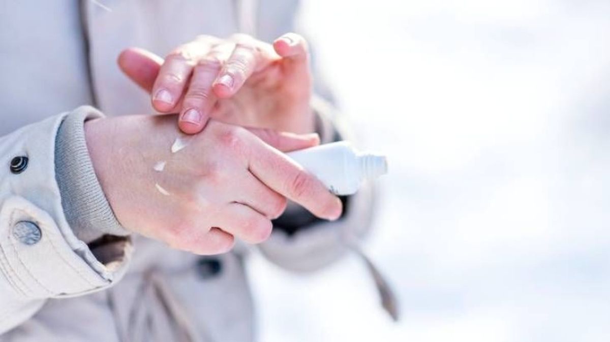 Aplica en protector solar en las zonas expuestas como rostro y manos