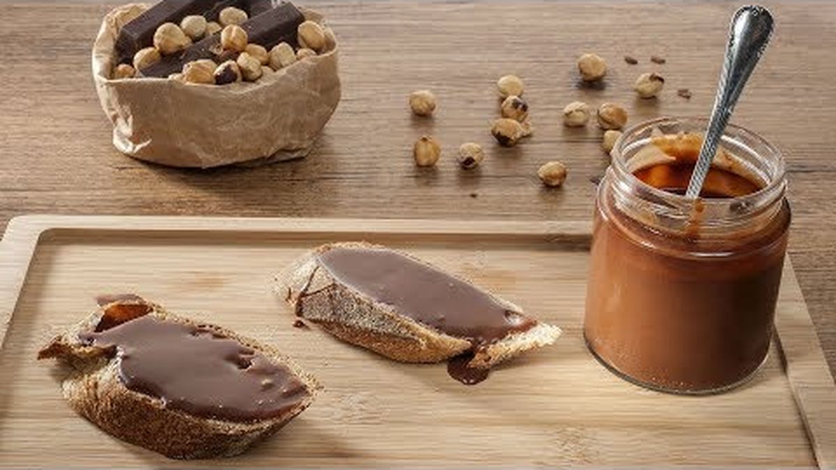 Crema de chocolate, caramelo y avellana es perfecta para las tostadas de tus desayunos y meriendas