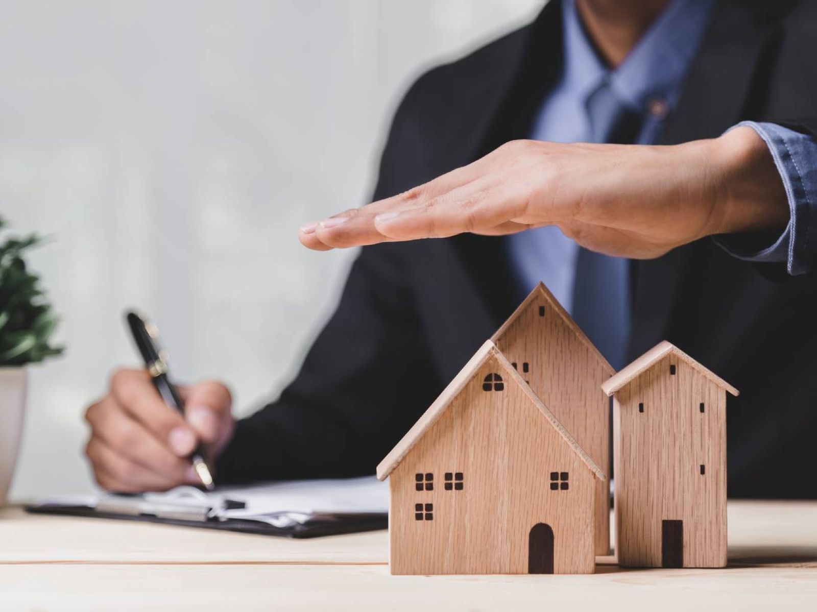 El seguro del hogar puede desgravar en tu declaración de la renta, dependiendo de ciertas condiciones. El seguro del hogar puede desgravar en tu declaración de la renta, dependiendo de ciertas condiciones.
