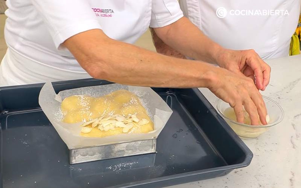Cubre la tarta con almendras fileteadas