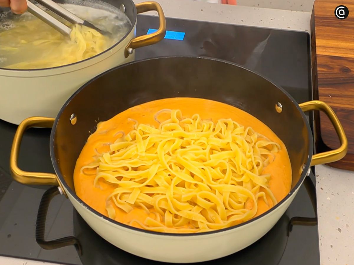 Integra la salsa con los tallarines cocidos y mezcla hasta que se impregnen