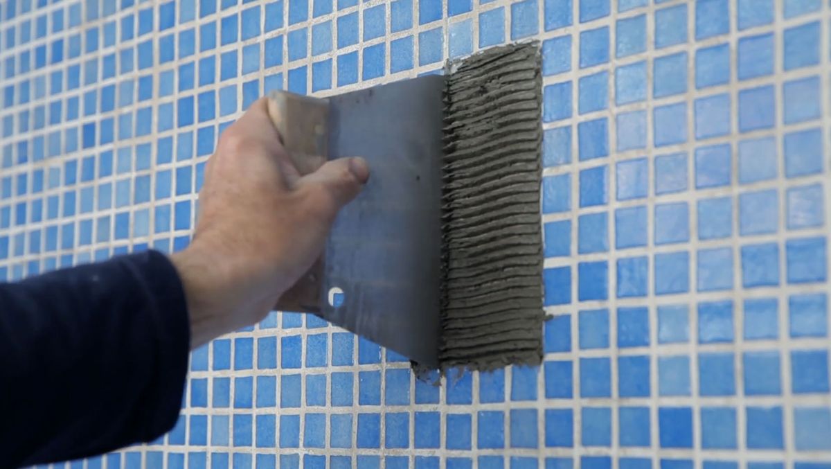 Cómo arreglar baldosas de piscina paso 5