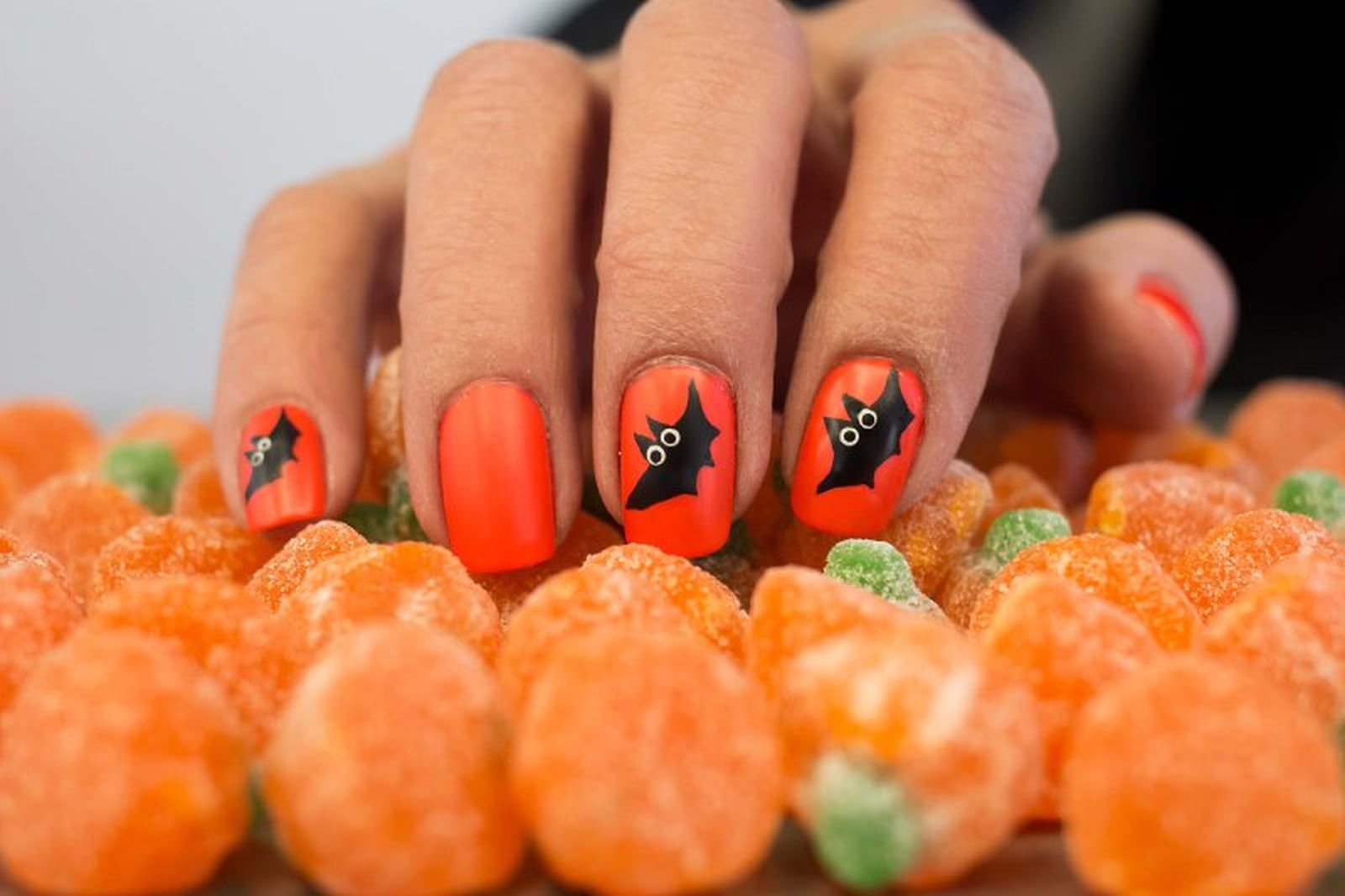 El color naranja y los murciélagos están muy asociados con la noche de Halloween El color naranja y los murciélagos están muy asociados con la noche de Halloween