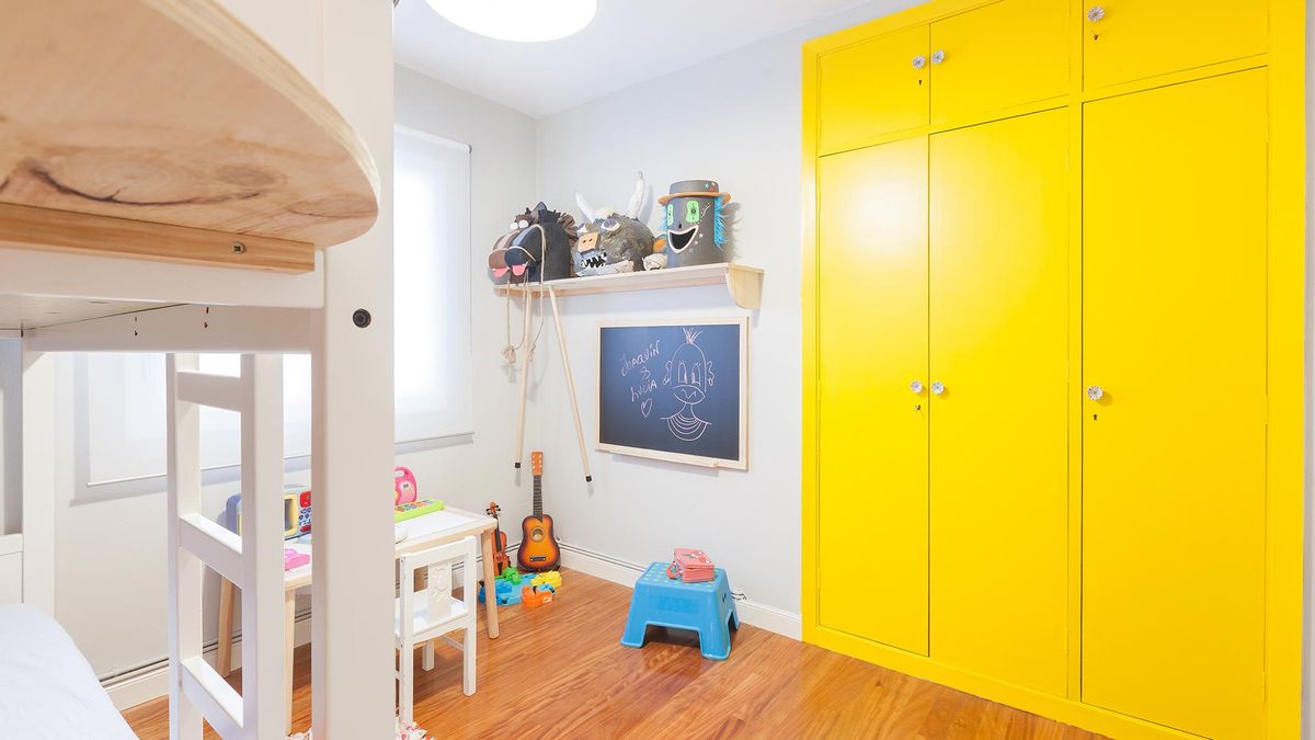 Deco735 Habitación infantil con estantería de dragón despues 5