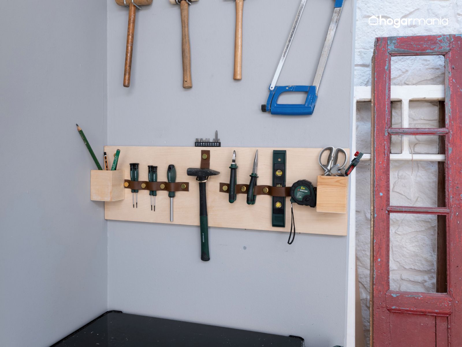 El expositor acabado luce en el taller, con todas las herramientas ordenadas y listas para trabajar.