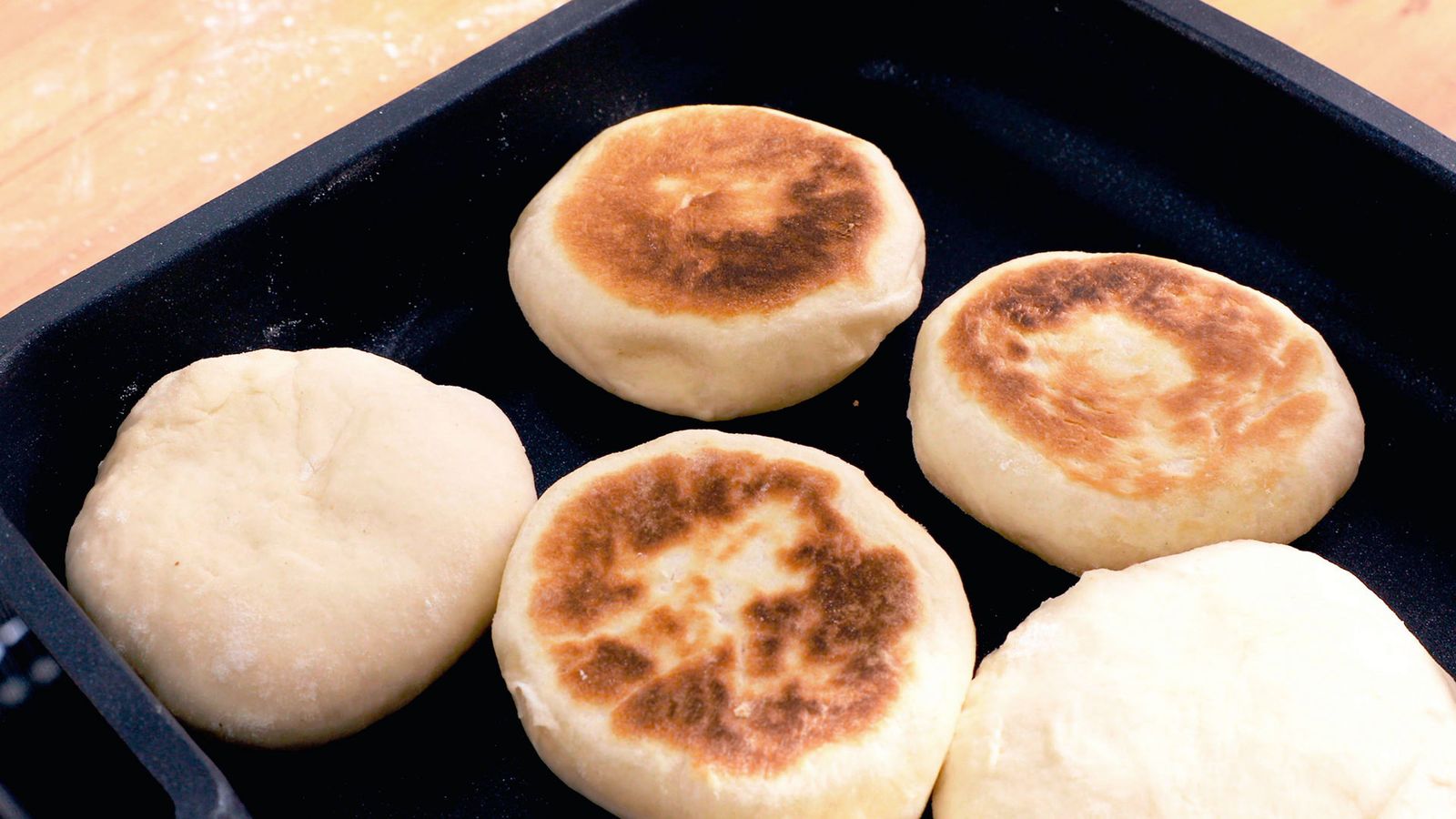 Cocina los muffins ingleses a fuego bajo durante 8 minutos por cada lado hasta dorar