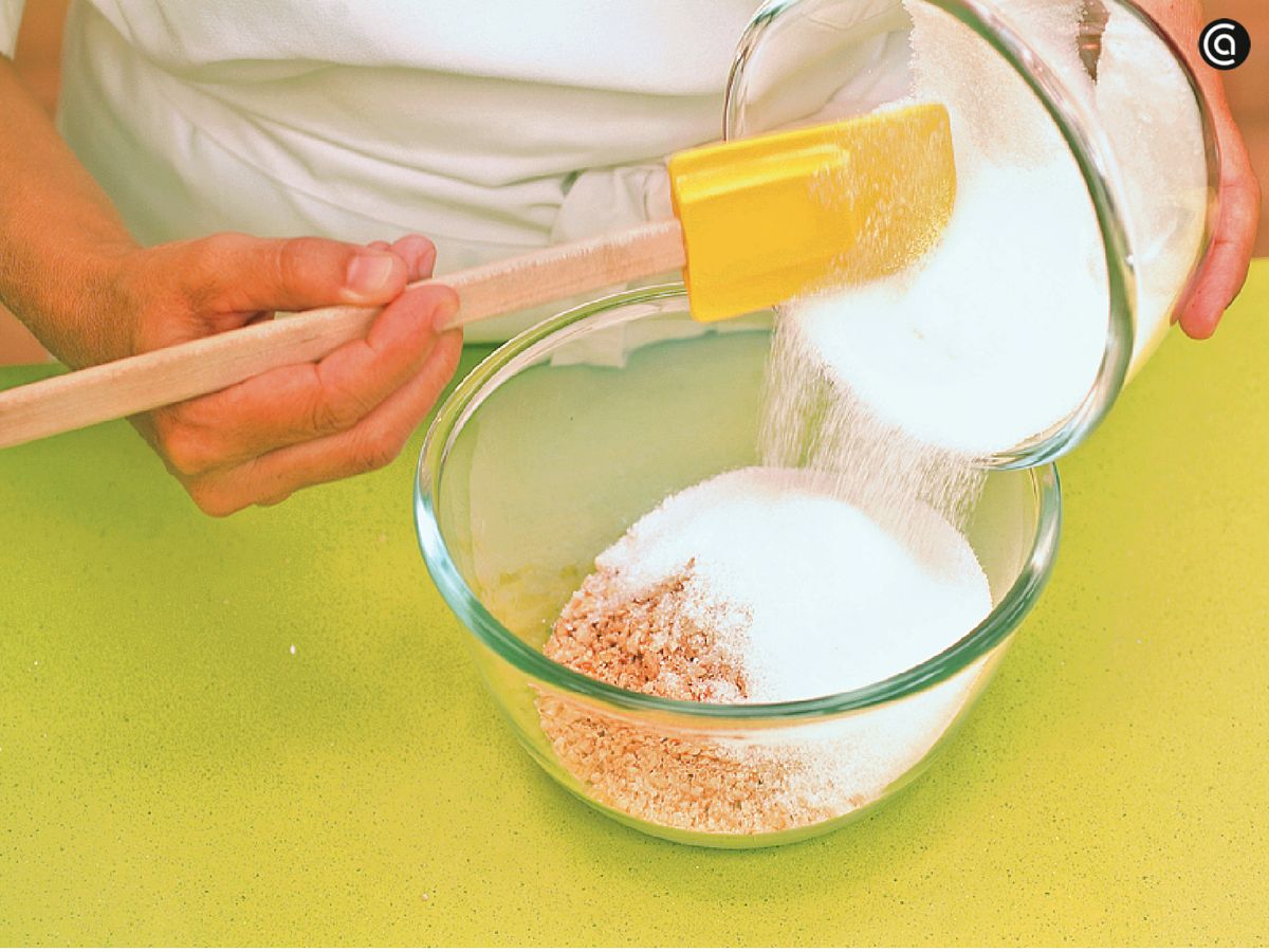 Añade el azúcar a la crema de cacao y avellanas si la quieres más dulce