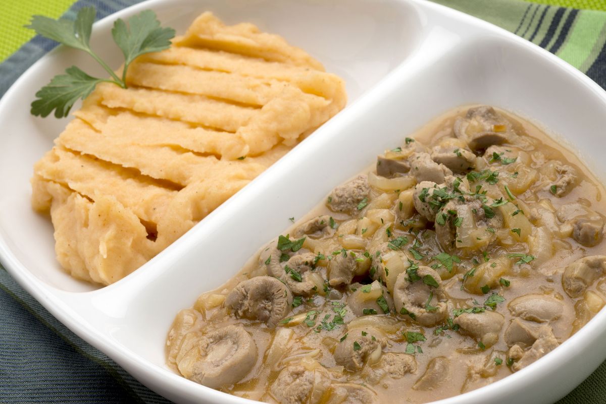 5770 1 Riñones encebollados con pure de patata al pimenton (1154) xl