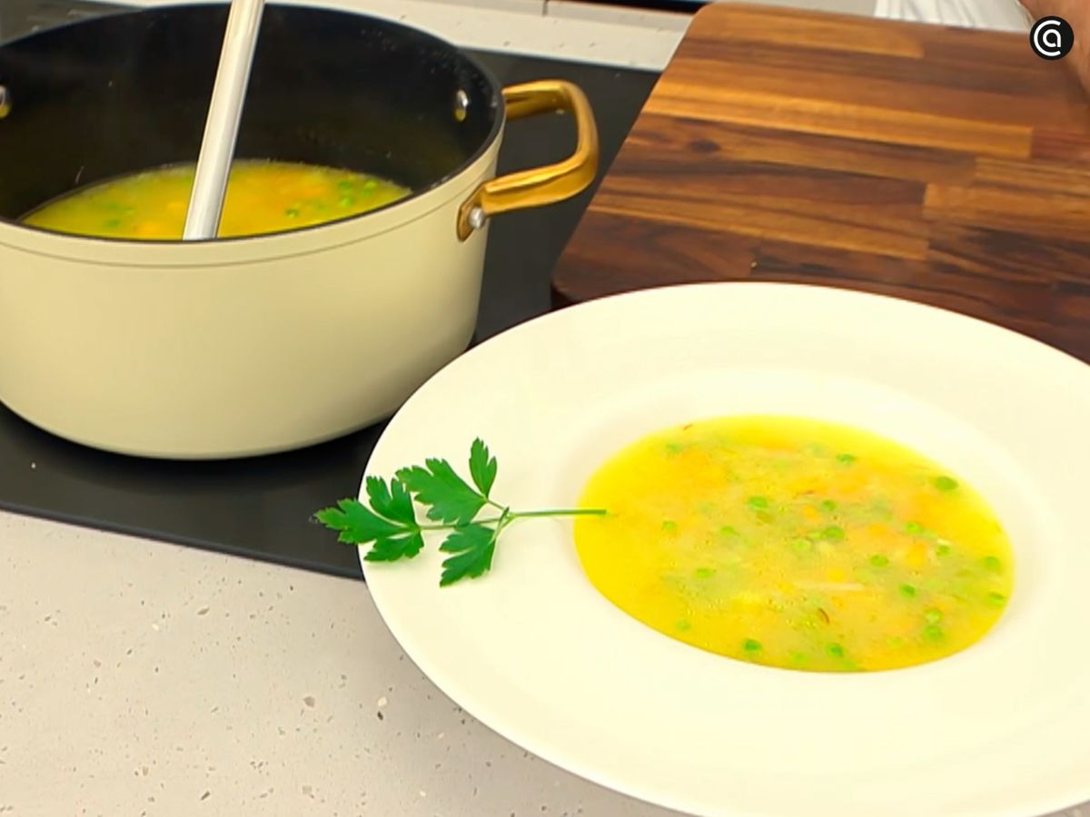 Decora la sopa de arroz con una hoja de perejil