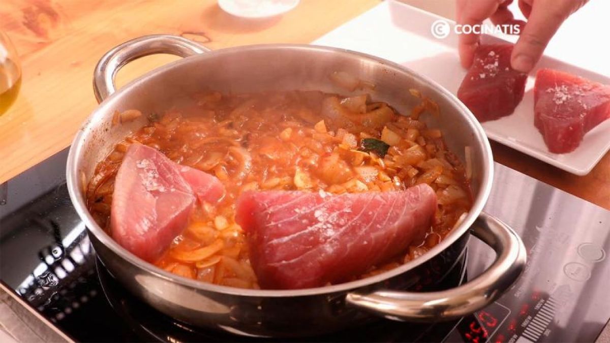 Agregamos el atún a la cazuela con la cebolla