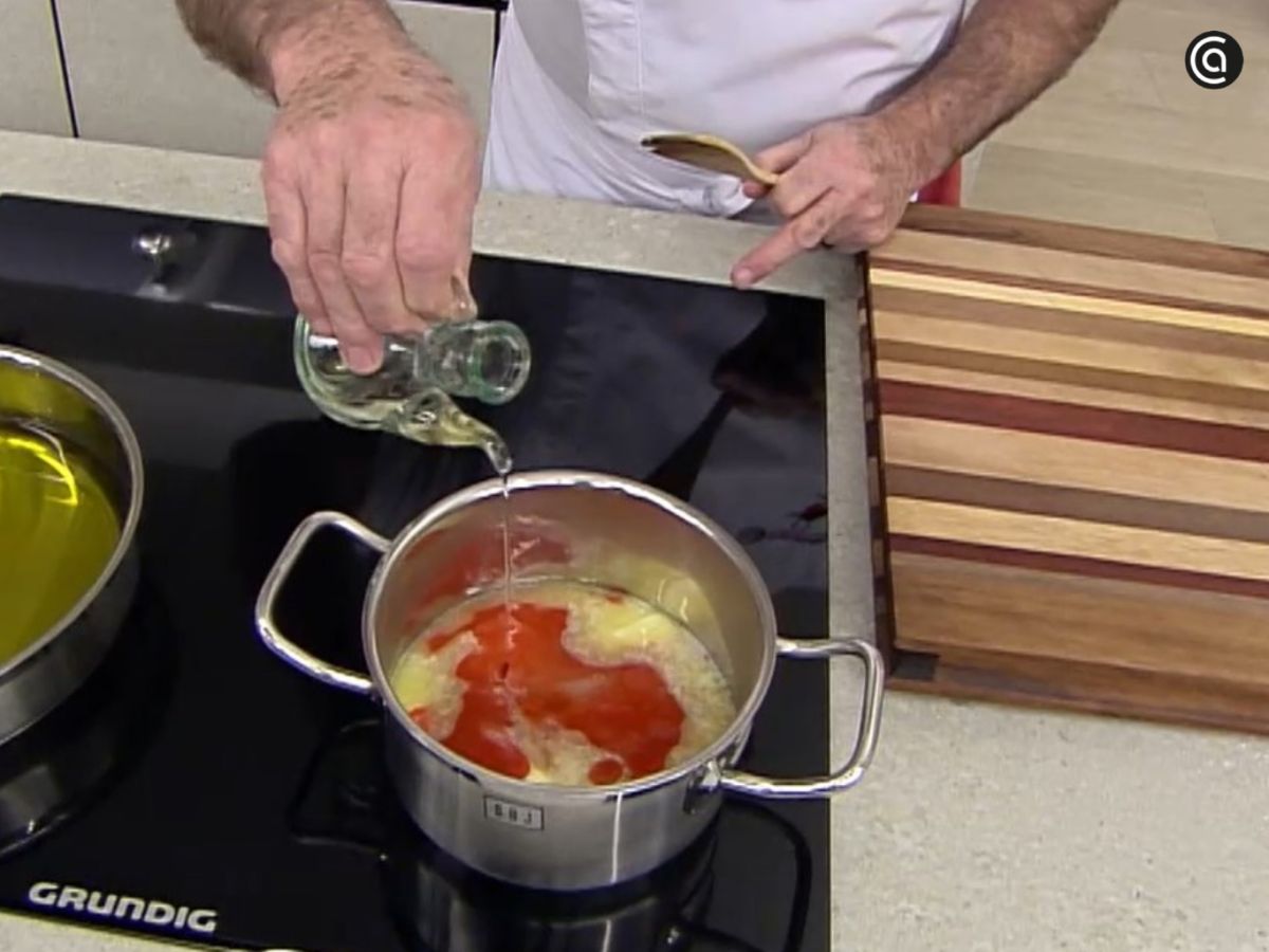 El vinagre aporta acidez y ayuda a equilibrar la intensidad de la mantequilla.