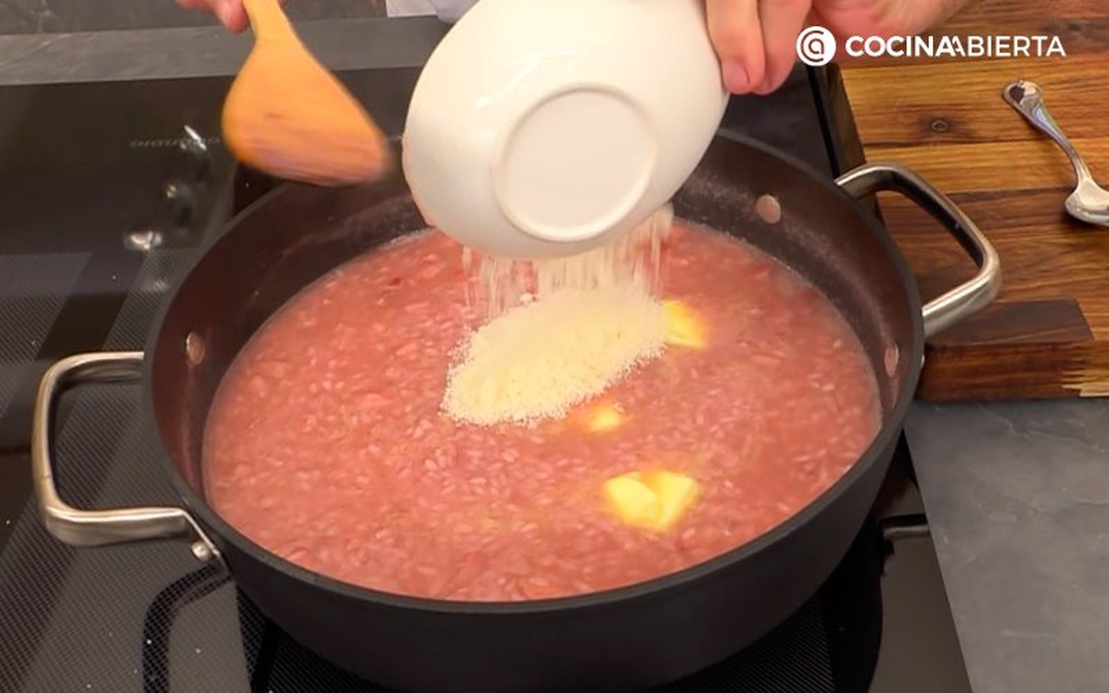 Mezcla bien hasta que todos los ingredientes se integren completamente Mezcla bien hasta que todos los ingredientes se integren completamente