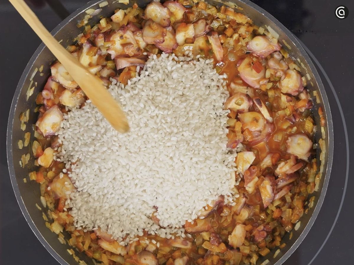 Incorpora el pulpo y el arroz