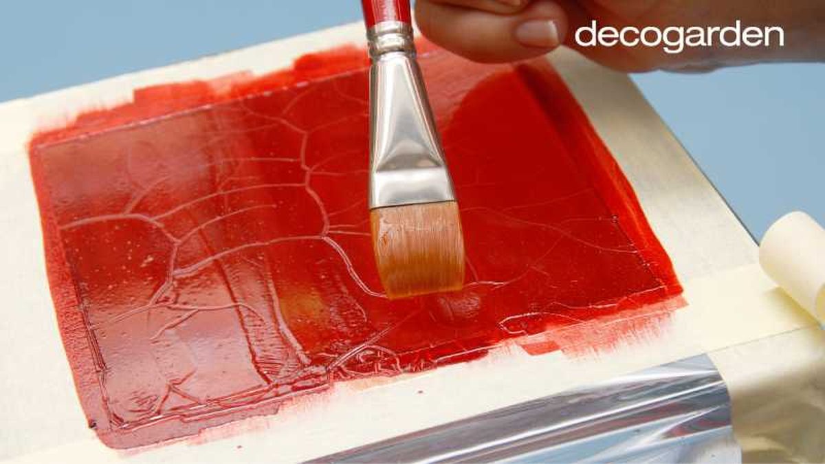 Segundo paso para decorar un portavelas de cristal.